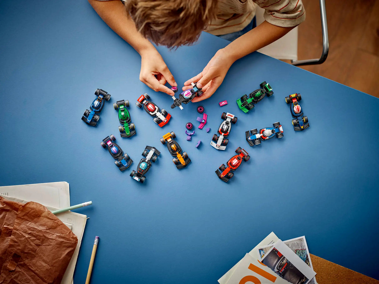 LEGO - Minifigures  F1® Collectible Race Cars