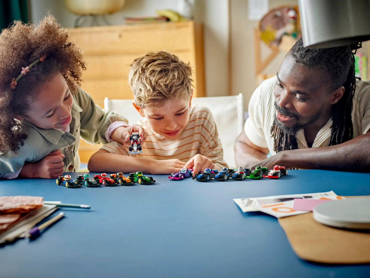 LEGO - Minifigures  F1® Collectible Race Cars