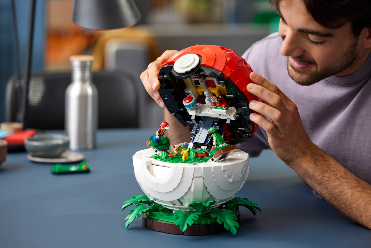 LEGO - Pokémon Iconic Trainer Moments Poké Ball (Early Oct Preorder)