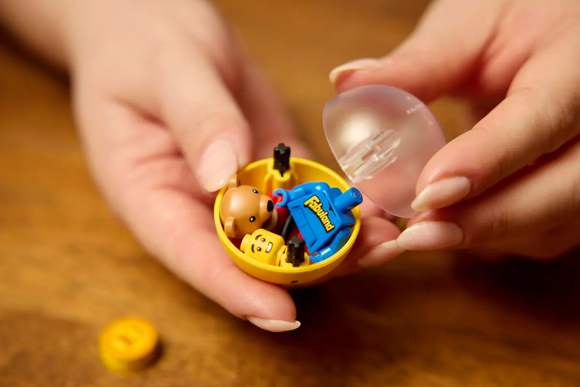 LEGO - Minifigure Vending Machine (Early Sept)