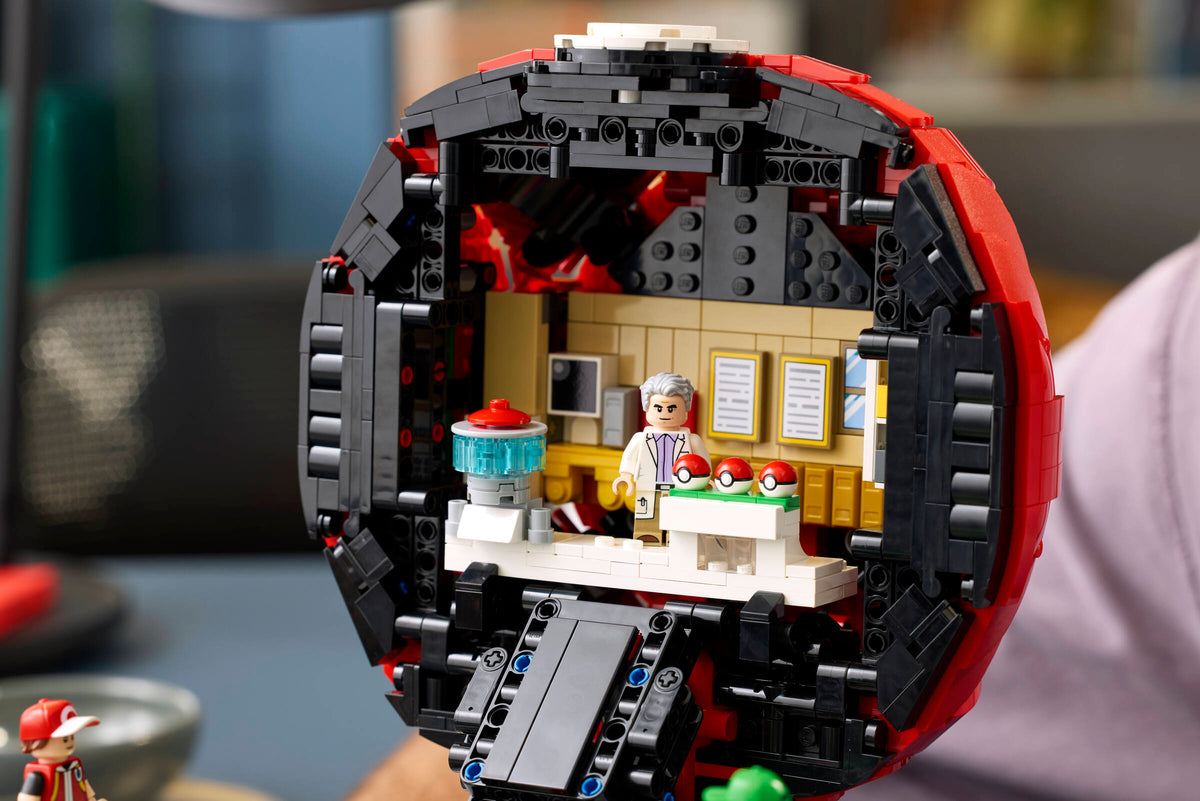 LEGO - Pokémon Iconic Trainer Moments Poké Ball (Early Oct Preorder)