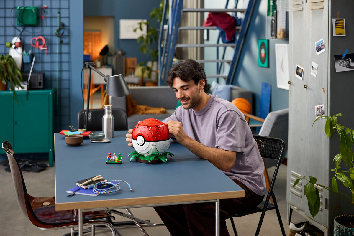 LEGO - Pokémon Iconic Trainer Moments Poké Ball (Early Oct Preorder)
